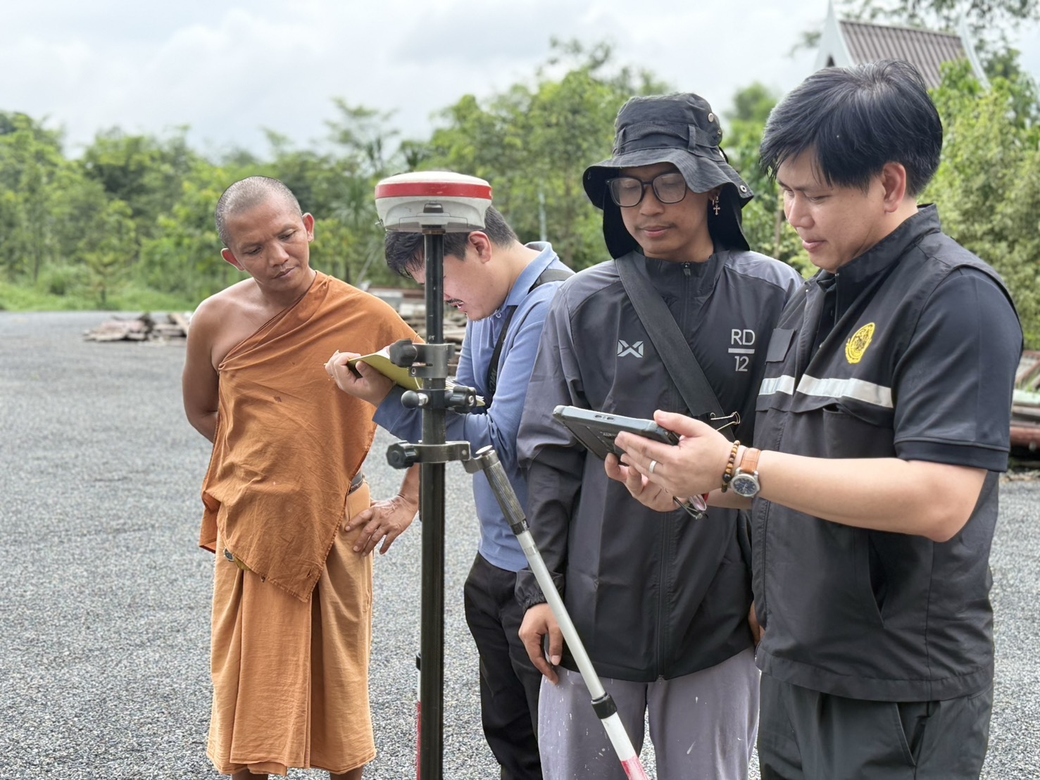 title - วันที่ 7 กรกฎาคม 2569 นายวิทูล ประดิษฐบุญ ปฏิรูปที่ดินจังหวัดปราจีนบุรี พร้อมด้วย เจ้าหน้าที่ ส.ป.ก.ปราจีนบุรี ลงพื้นที่ตรวจสอบ การขออนุญาตใช้วัดพุทธสถานทรัพยากรสวนป่านาดี
